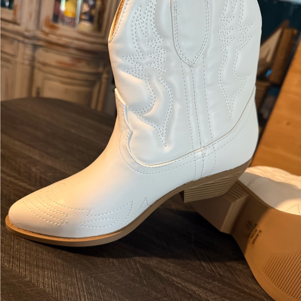 New! Soda White Heeled Western Boots